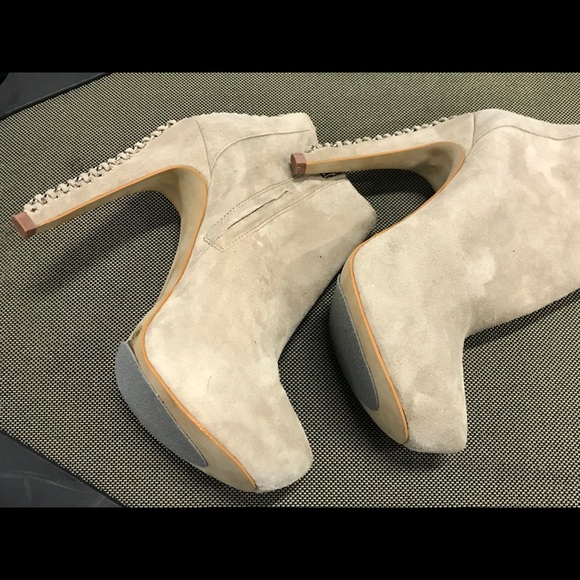 Vince Camuto Shoes - Vince Camuto Tan Suede Boots. Size 5b